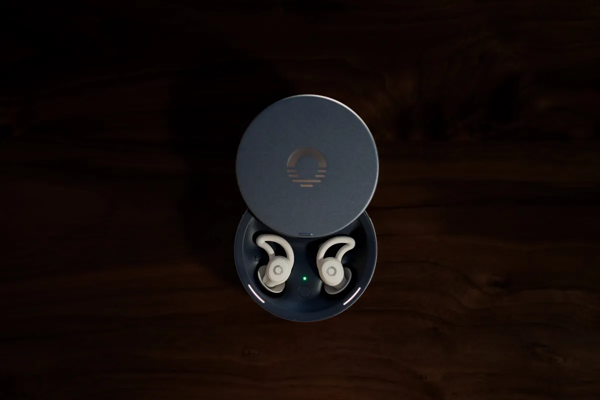 Ozlo Sleepbuds 2 в зарядном кейсе