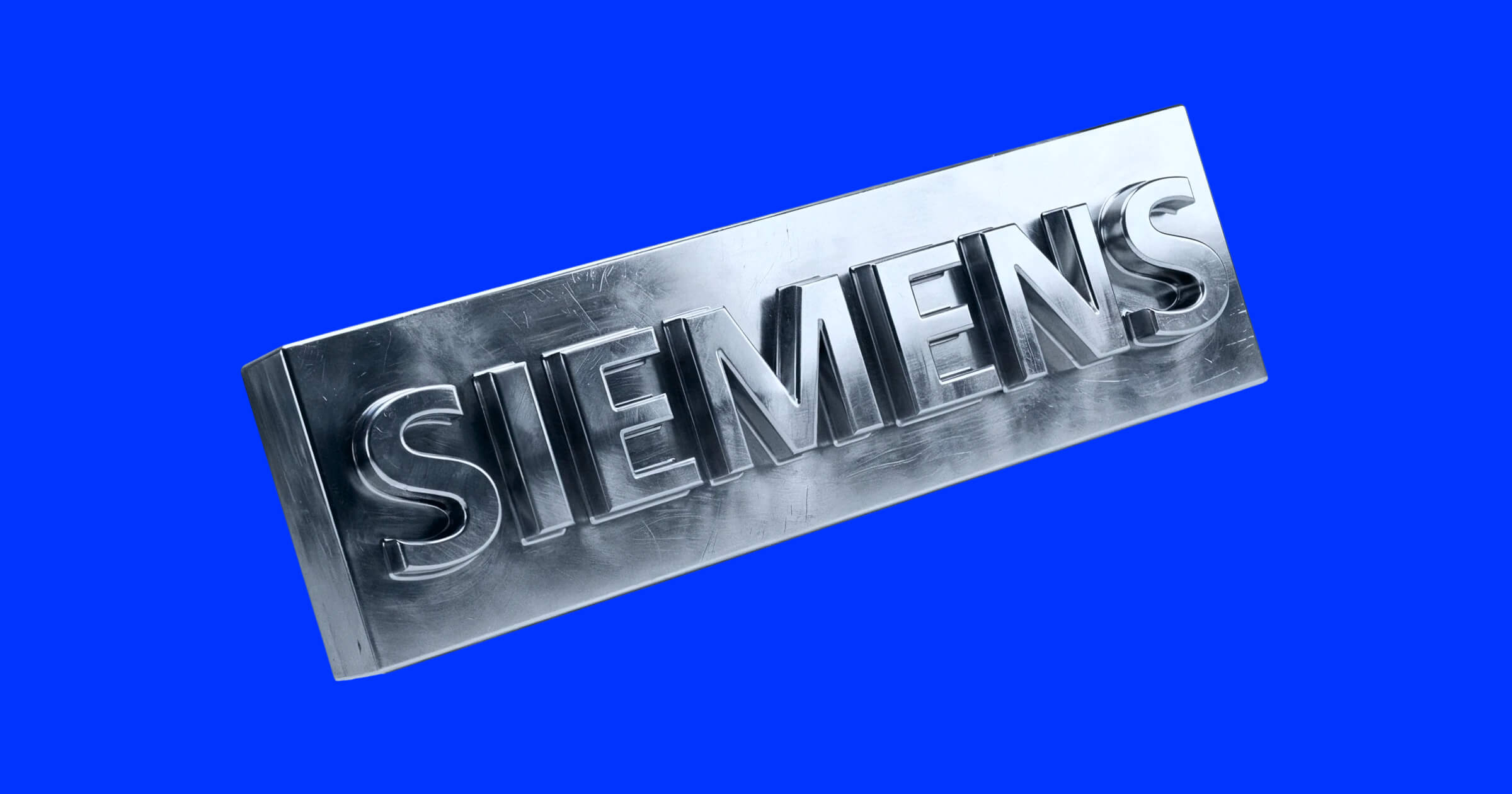 Логотип Siemens на фоне заводского цеха