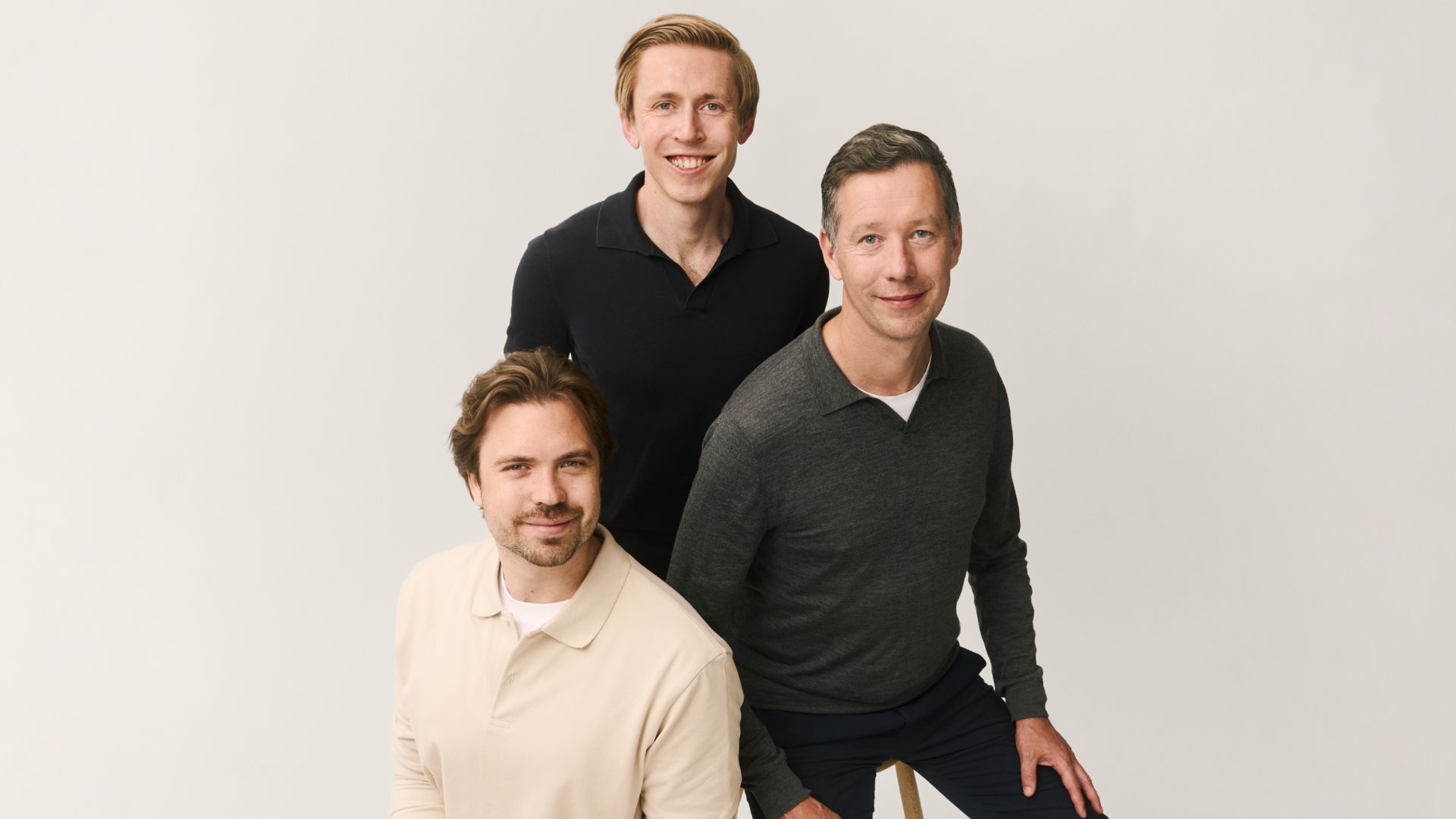 Логотип Tandem Health на фоне интерфейса AI-медицинского ассистента для клиник