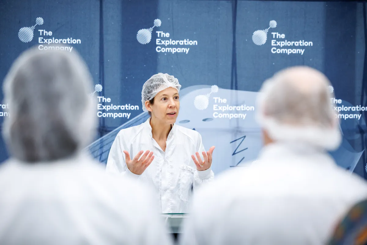Логотип The Exploration Company на фоне космического пространства