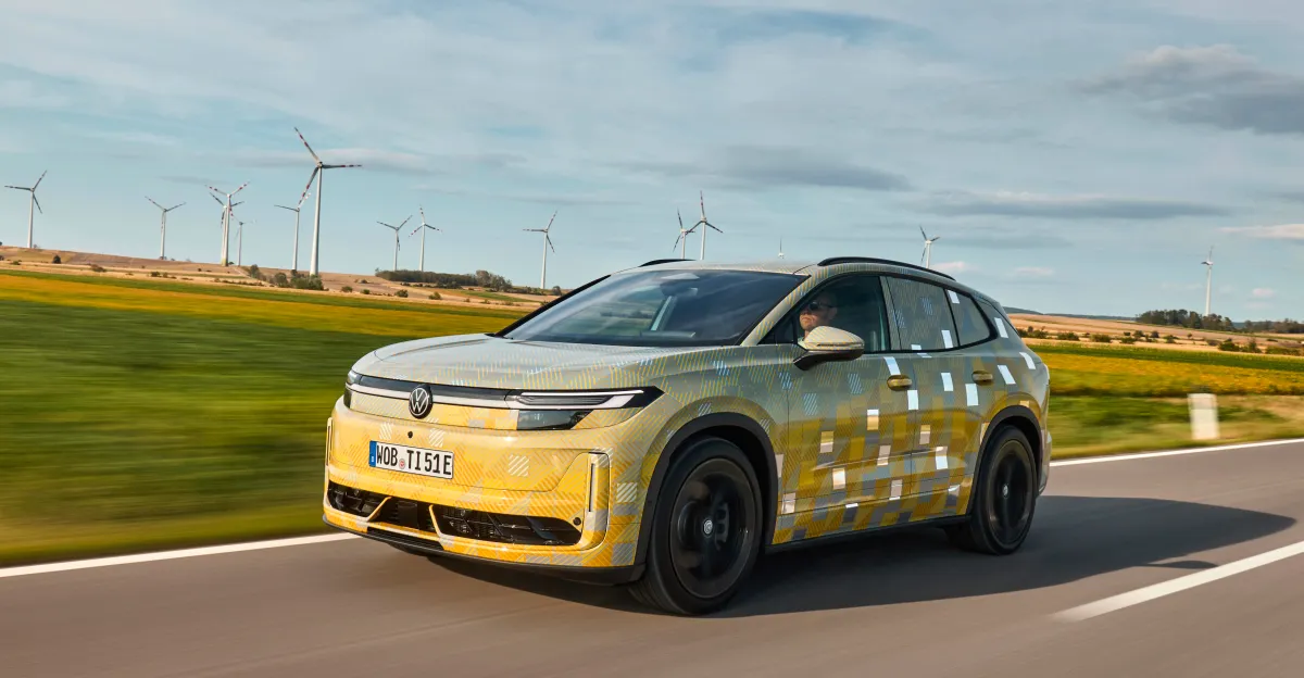 Закамуфлированный электрический кроссовер Volkswagen ID.Tiguan на дороге