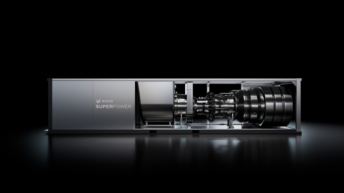 Логотипы Crusoe и Boom Supersonic на фоне дата-центра
