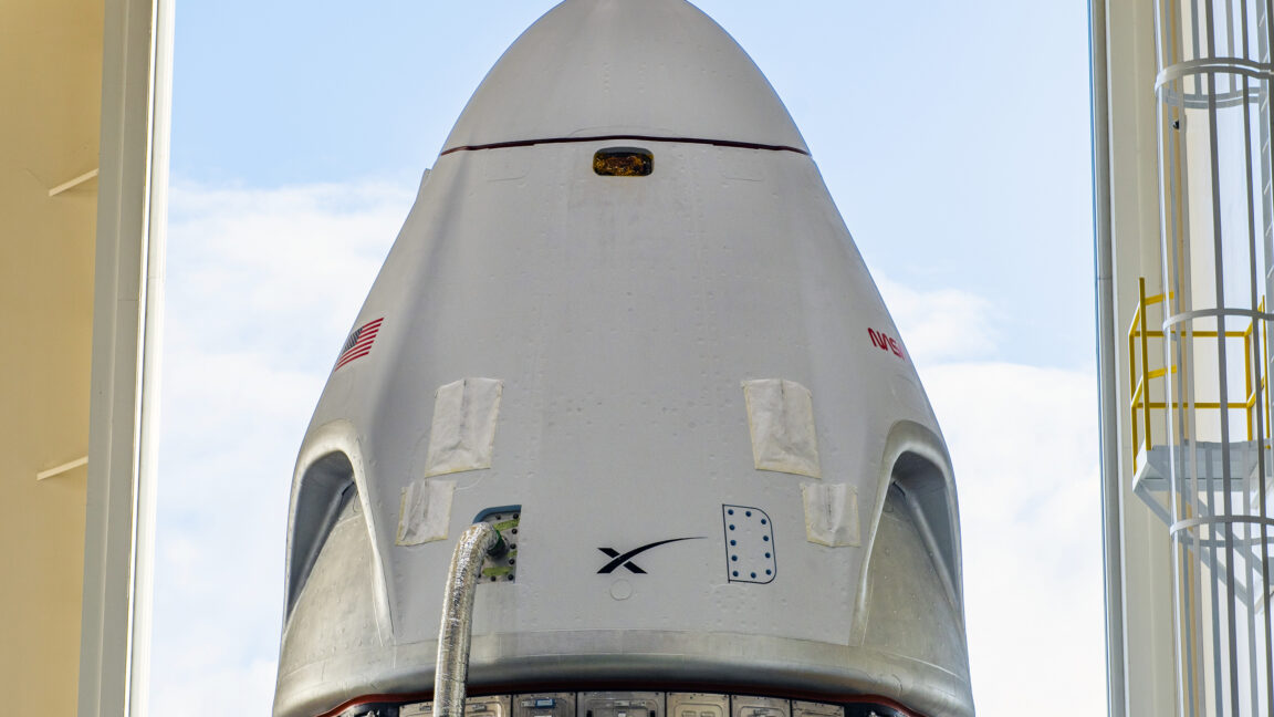 Ракета Falcon 9 с кораблём Dragon стартует с мыса Канаверал в миссии Crew-13 к МКС