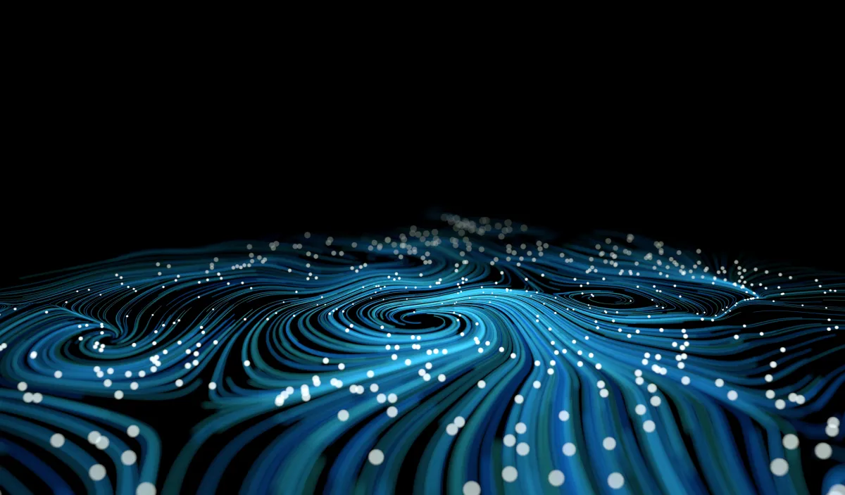 Логотипы Anthropic и Akamai на фоне серверной стойки с облачной инфраструктурой