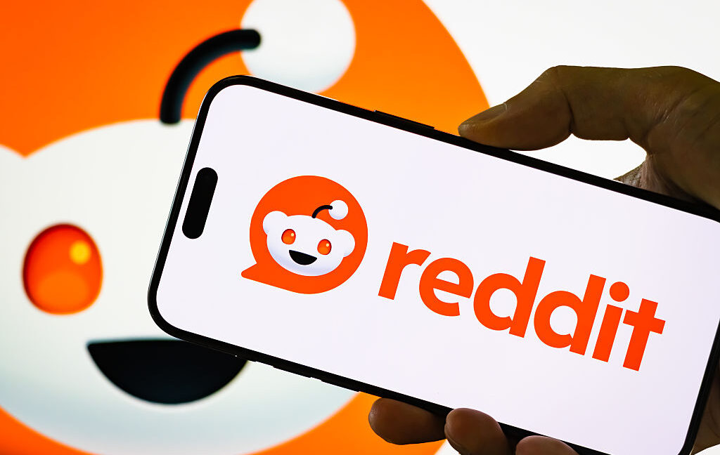 Логотип Reddit на фоне интерфейса сайта