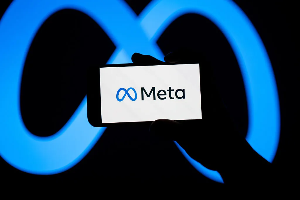 Логотип Meta на фоне офиса или абстрактной AI-иллюстрации
