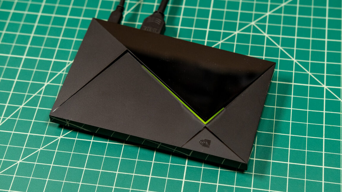 Медиаплеер Nvidia Shield TV Pro на подставке рядом с пультом