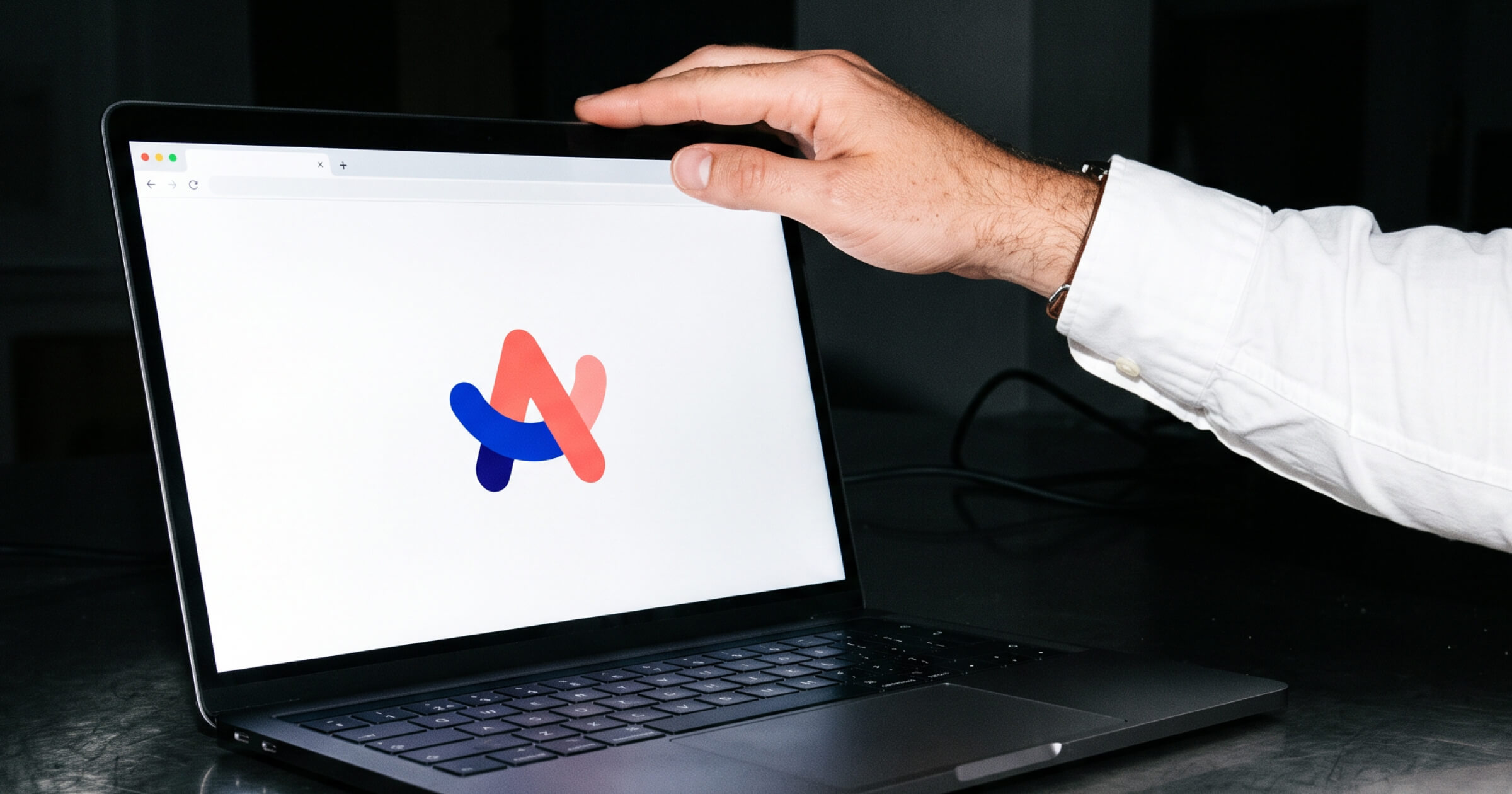 Логотип браузера Arc от The Browser Company на экране ноутбука