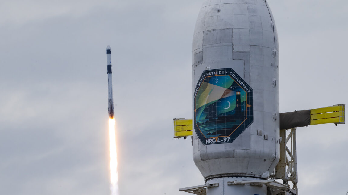 Ракета Starship на стартовой площадке в Южном Техасе перед испытательным полётом